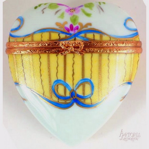 Artoria Large Heart: Recamier Jaune Limoges Box